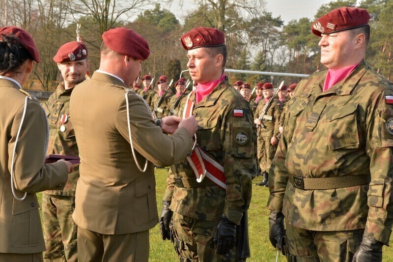 Zdjęcie 6: W Tomaszowie odznaczyli żołnierzy 