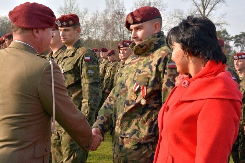 Zdjęcie 8: W Tomaszowie odznaczyli żołnierzy 