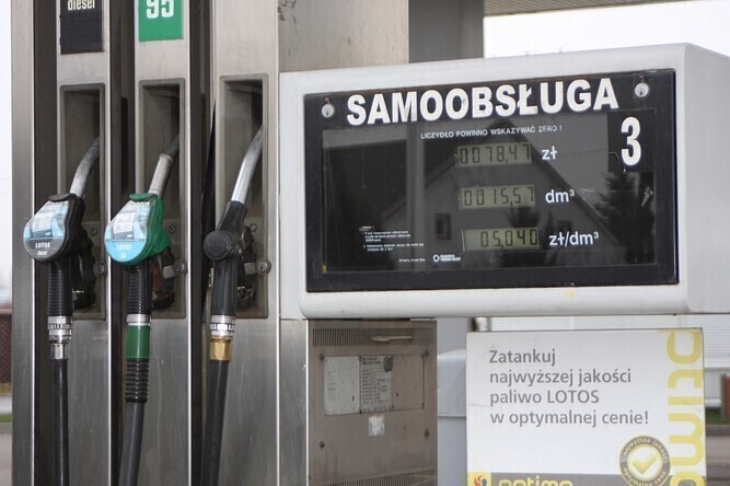 Dlaczego tanieje paliwo