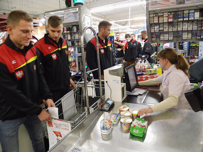 Zdjęcie 6: Piłkarze i piłkarki z Piotrkowa wsparli Szlachetną Paczkę