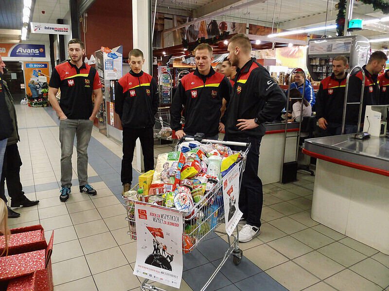 Zdjęcie 7: Piłkarze i piłkarki z Piotrkowa wsparli Szlachetną Paczkę