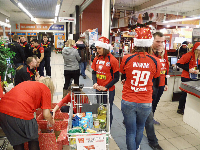 Zdjęcie 8: Piłkarze i piłkarki z Piotrkowa wsparli Szlachetną Paczkę