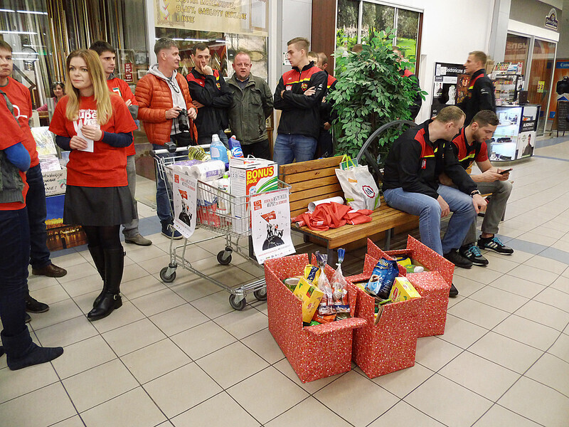 Zdjęcie 9: Piłkarze i piłkarki z Piotrkowa wsparli Szlachetną Paczkę