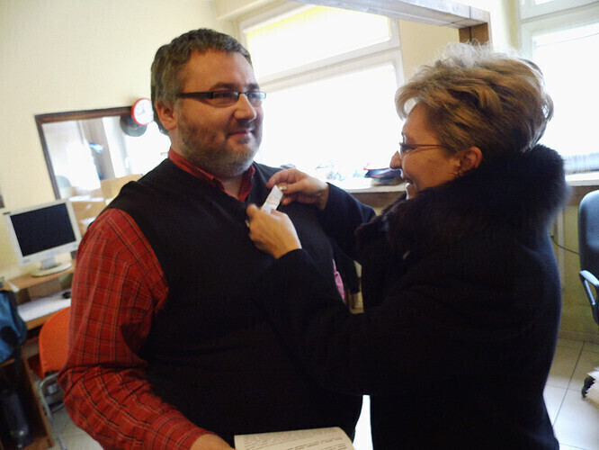 Biała wstążka w Piotrkowie Elżbieta Radziszewska w kampanii przeciwko przemocy wobec kobiet