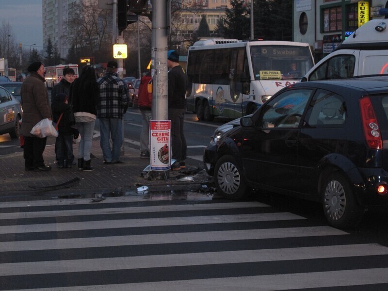 Zdjęcie 4: Kolizja na skrzyżowaniu Słowackiego - Kostromska