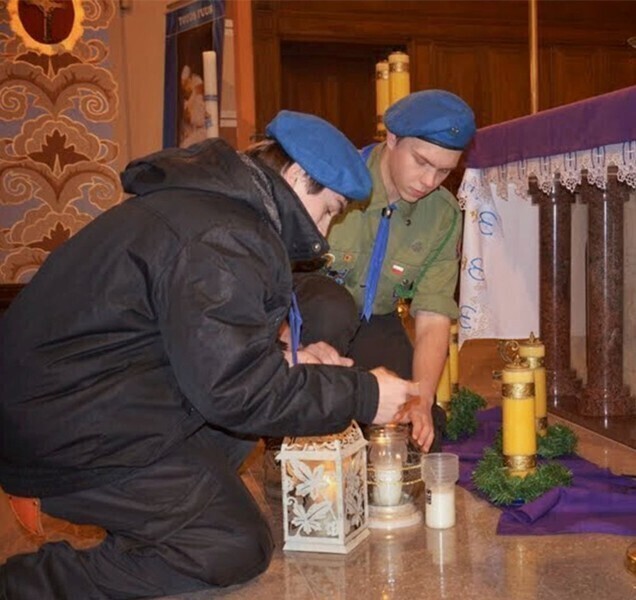 Zdjęcie 3: Przywieźli do miasta Betlejemskie Światło Pokoju