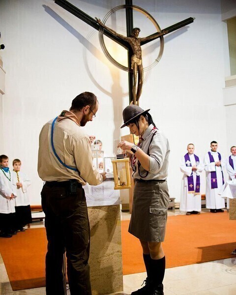 Zdjęcie 4: Przywieźli do miasta Betlejemskie Światło Pokoju