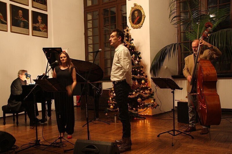 Zdjęcie 2: Mistrzowie jazzu kolędowali w piotrkowskim Muzeum