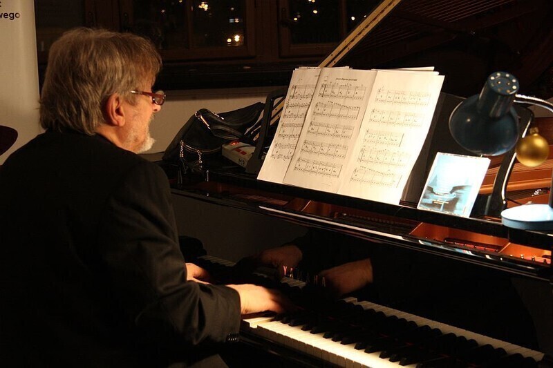 Zdjęcie 11: Mistrzowie jazzu kolędowali w piotrkowskim Muzeum