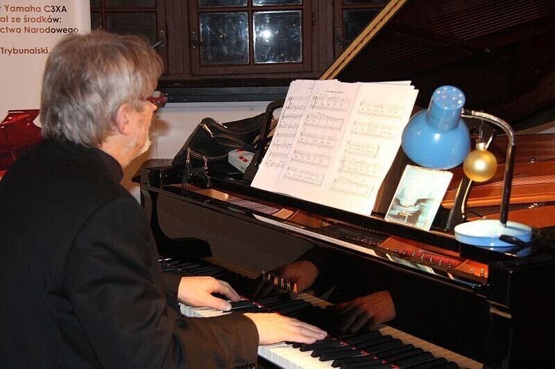 Zdjęcie 13: Mistrzowie jazzu kolędowali w piotrkowskim Muzeum