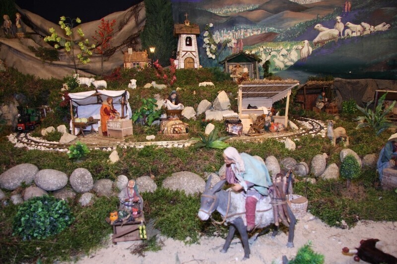 Zdjęcie 2: Szopkę kolejarzy można oglądać od Wigilii