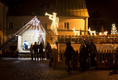 Zdjęcie 1: Żywa szopka przy klasztorze oo. Bernardynów