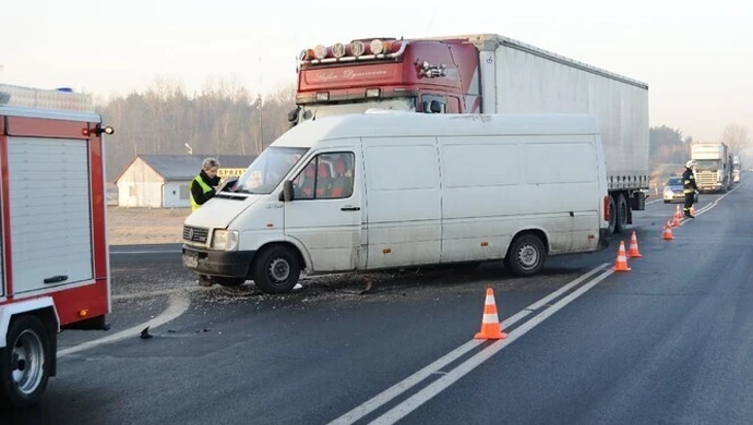 Zderzenie volkswagena z ciężarówką – dwie osoby w szpitalu