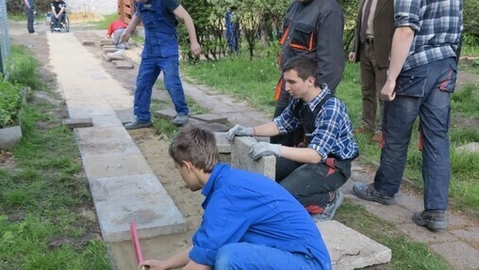 Uczniowie pomogli niepełnosprawnemu