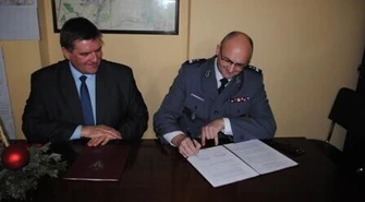 Pieszo i na rowerach trafią tam, gdzie trudno dojechać