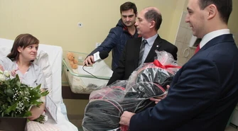 Mała Tosia obdarowana prezentami