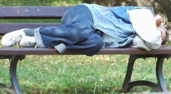 Widzisz leżącego człowieka – pomóż mu