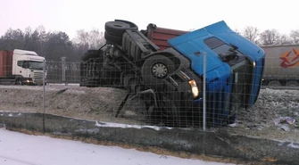 TIR przewrócił się na S8