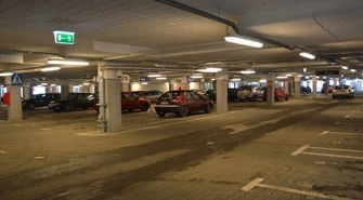 Sprytni kierowcy parkują pod galerią