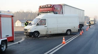 Zderzenie volkswagena z ciężarówką – dwie osoby w szpitalu