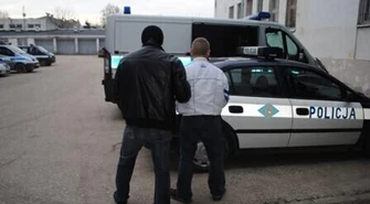 Kazali mu się rozebrać, kopali go i polewali alkoholem