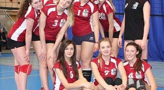 Puchar Chrobrego w rękach Chrobrego i Bąku Volley School