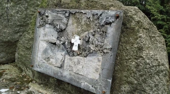 Cmentarne kamienie czekają na tablice