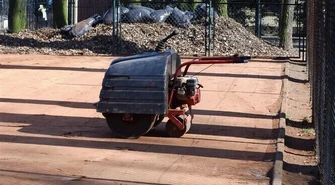 Przygotowują korty do rozpoczęcia sezonu