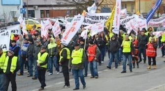 Manifestowali przeciw obniżkom płac