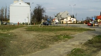 Stacja paliw, sklepy i pokoje hotelowe przy placu Litewskim