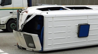 Zderzenie busa z ciężarówką na rondzie