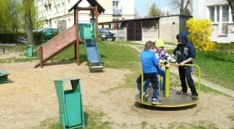 Mają trzymać dzieci w klatce?