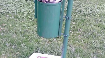 Przepełnione kosze, setki petów w miejskim parku