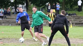 Grają w piłkę, rozpalają grilla