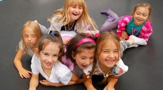 Skakali na trampolinie, grali w nogę i w siatkę