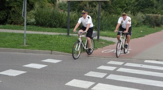 Strażnicy miejscy na rowerach patrolują miasto
