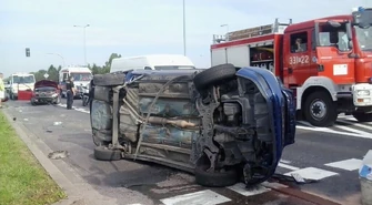 Wypadek na piotrkowskim skrzyżowaniu. Ranne trzy osoby