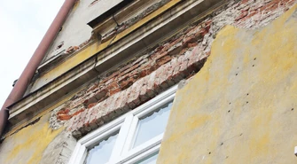 Tynk z kamienicy spada na głowy mieszkańców