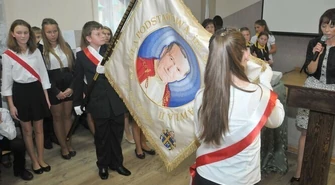 Mają patrona, mają sztandar – wielkie święto w podstawówce w Gazomi 