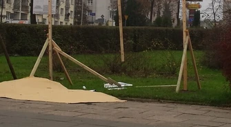 W Piotrkowie zniszczono tablice wyborcze