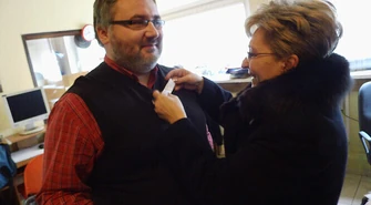 Biała wstążka w Piotrkowie – Elżbieta Radziszewska w kampanii przeciwko przemocy wobec kobiet