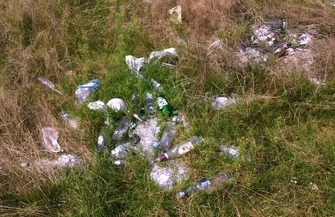 Śmierdzi kupą moczem i rozkładającymi się śmieciami