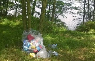 Śmierdzi kupą moczem i rozkładającymi się śmieciami