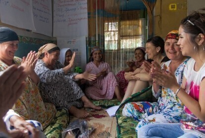 Zdjęcie 1: Kupują krowy, uczą demokracji