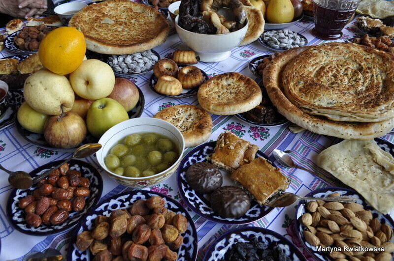 Zdjęcie 2: Kupują krowy, uczą demokracji