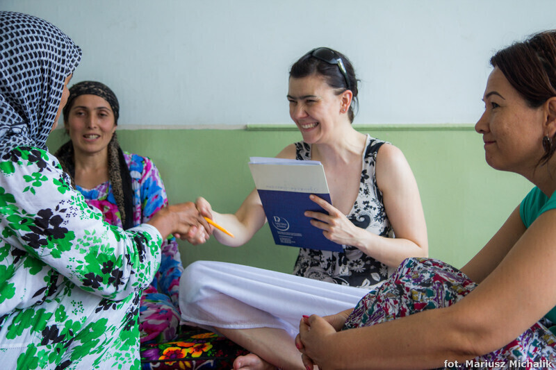 Zdjęcie 3: Kupują krowy, uczą demokracji