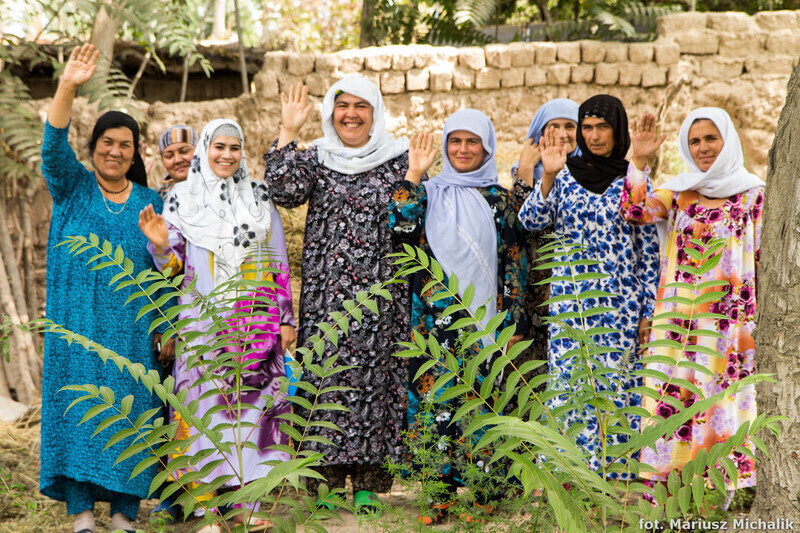 Zdjęcie 4: Kupują krowy, uczą demokracji