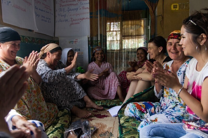 Zdjęcie 5: Kupują krowy, uczą demokracji