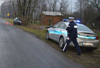 Kierowca zginął po zderzeniu auta z drzewem