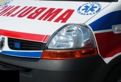Drzewo przewróciło się tuż przed karetką